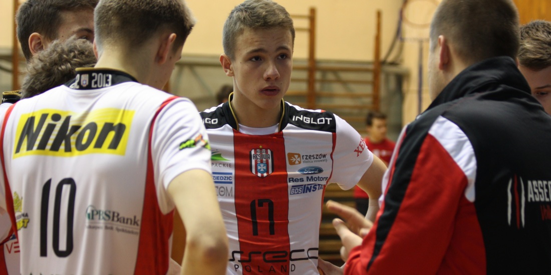 Liga kadetów: Liderzy tabeli z kolejnymi zwycięstwami na swoich kontach
